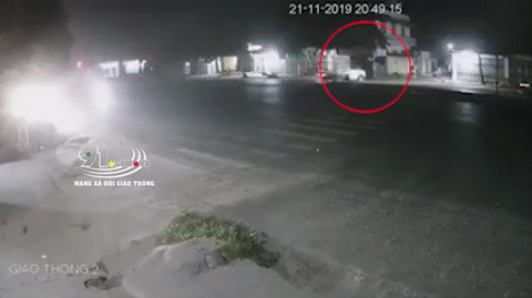 Video: Phóng xe tốc độ "bàn thờ", 2 thanh niên tông vào xe tải thương vong