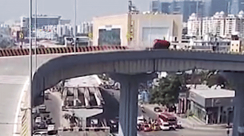 Video: Vào cua trên cầu tốc độ “bàn thờ”, ô tô lao xuống trạm xe buýt, 1 người tử vong