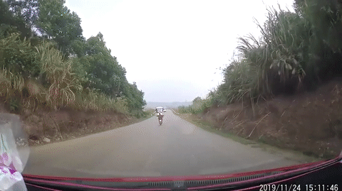 Video: Rợn người tài xế say xỉn chạy uốn éo, thản nhiên đối đầu ô tô