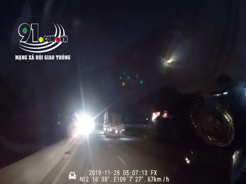 Video: Tài xế suýt mất mạng vì đèn pha của xe đi ngược chiều