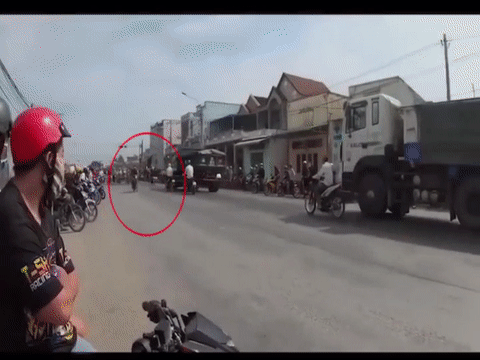 Video: Bốc đầu xe thể hiện, quái xế ngã sấp mặt