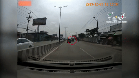 Video: Lái xe một tay đánh võng, thanh niên tông vào đuôi ô tô