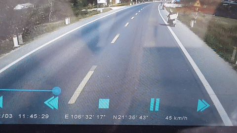 Video: Sang đường ẩu, tài xế xe máy suýt bị ô tô cán qua người
