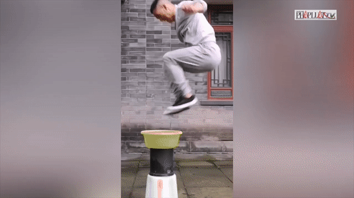 Video: Thanh niên biểu diễn tuyệt đỉnh Kungfu "thủy thượng phi" hút triệu like