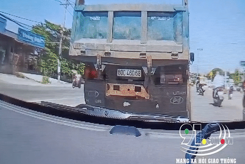 Video: Tài xế xe ben chặn đầu "dùng dao" hăm dọa ô tô con gây xôn xao