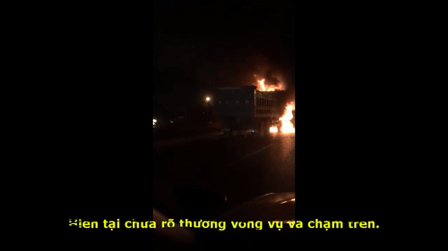 Video: Va chạm với xe máy, xe ben cháy ngùn ngụt trên cao tốc Hà Nội - Bắc Giang