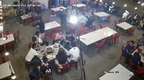 Video: Đang ngồi nhậu, nhóm thanh niên bị 2 người lạ lao vào chém tới tấp