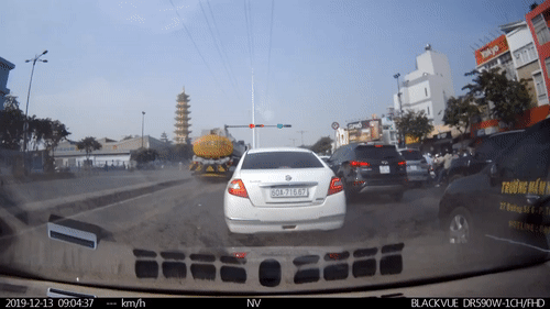 Video: Xe bồn phóng nhanh vượt đèn đỏ khiến người đi đường bức xúc