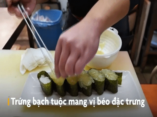 Video: Ngắm đầu bếp Nhật làm sushi từ trứng bạch tuộc tươi