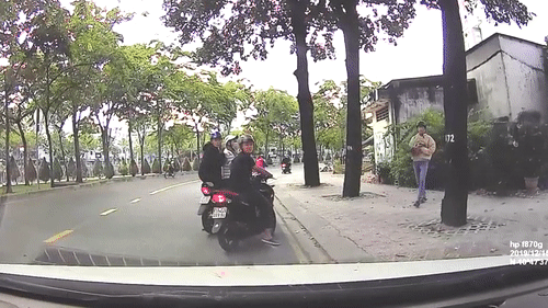 Video: Bức xúc trẻ trâu ném gạch vào đầu xe sau va chạm giao thông