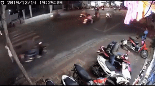 Video: Bị cướp giật túi xách, gái xinh ngã sấp mặt xuống đường