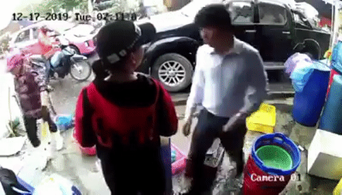 Video: “Hổ báo” dừng xe ngược chiều, tài xế gây hấn bị đánh “sấp mặt“