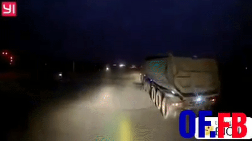 Video: Phóng xe kiểu cảm tử, xe máy đối đầu ô tô tải khiến 2 người nguy kịch