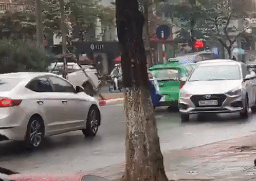 Video: Ô tô ngang nhiên đi ngược chiều trong phố đông gây bức xúc