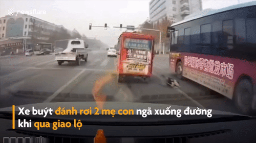 Video: Bất ngờ rơi từ xe buýt xuống đường, hai mẹ con thoát chết trong gang tấc