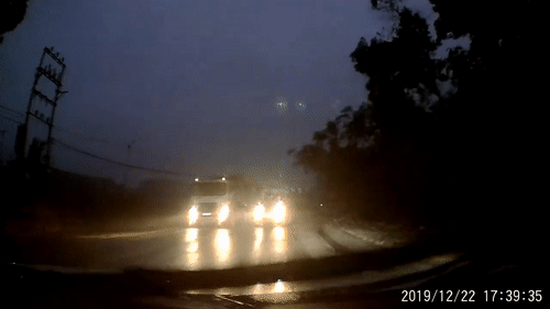 Video: Vượt ẩu ngay khúc cua, tài xế xe tải phóng nhanh suýt gây thảm kịch