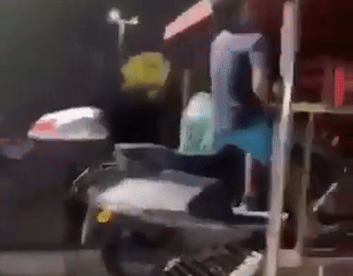 Video: Không thể nhịn cười khoảnh khắc tài xế trổ tài phóng xe lên nhà cao