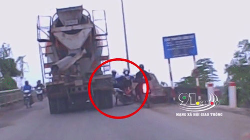Video: Đi dàn hàng hai, nữ sinh đi xe gắn máy suýt bị cuốn vào bánh xe bồn