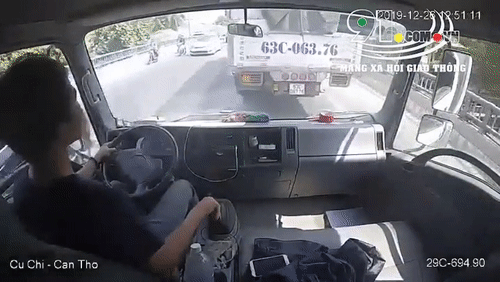 Video: Tài xế cà khịa, gọi hội ra chèn ép hành hung lái xe tải đi phía sau