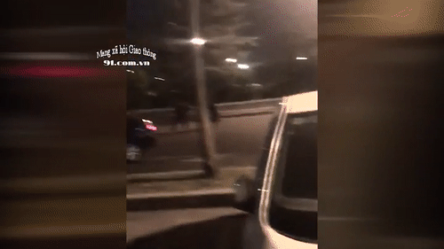 Video: Tranh chỗ đậu xe, 2 tài xế cầm "hàng nóng" đánh nhau không thương tiếc