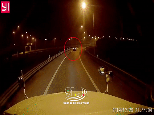 Video: Xe biển xanh đi lùi trên cao tốc Hà Nội – Hải Phòng gây bức xúc