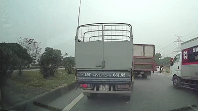 Video: Ô tô tải đi lùi khó hiểu trên cao tốc, ép xe khác phải nhường đường