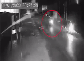 Video: Phóng nhanh tông vào cô gái đứng bên đường, 2 người tử vong