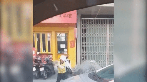 Video: Nhân viên điều phối taxi dùng đá tảng đập phá xe công nghệ tại Đà Nẵng
