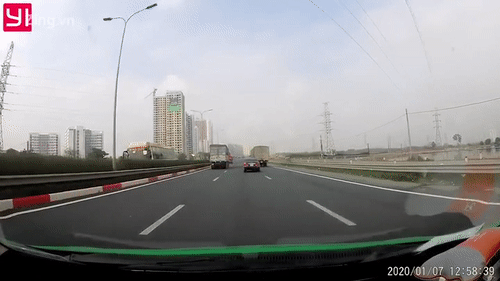 Video: Xế sang nổ lốp tông vào đuôi xe tải trên cao tốc, tài xế thoát chết