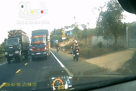 Video: Xe tải vượt ẩu lấn làn “suýt“ gây tai nạn