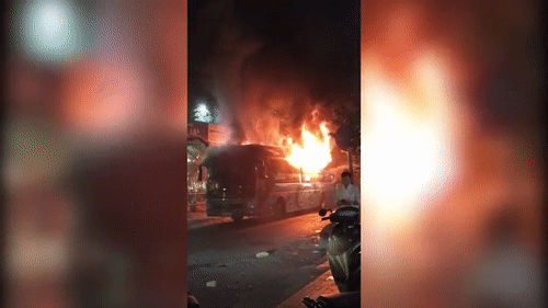 Video: Cháy dữ dội, xe khách bỗng chốc hóa "hỏa diệm sơn"