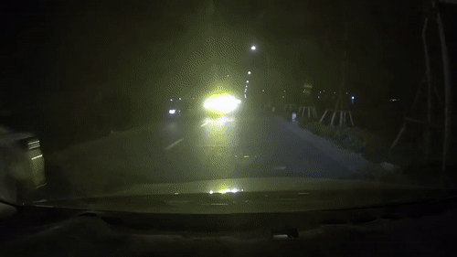 Video: Rọi pha, xe ben phóng "như điên" suýt gây tai nạn thảm khốc