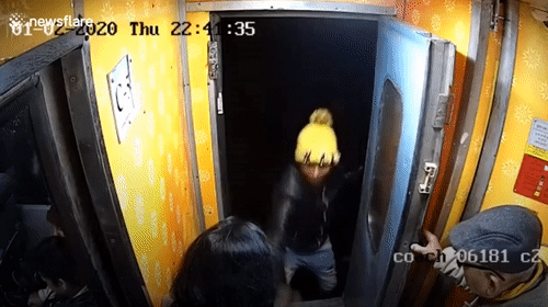 Video: Cướp táo tợn nhảy lên khoang tàu, giật ví của nữ hành khách