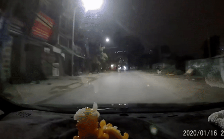 Video: Thanh niên đánh võng quá đà, suýt tử nạn dưới bánh xe ô tô