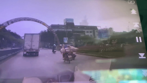 Video: Vướng xe chở lợn, tài xế ngã ra đường suýt bị ô tô cán qua đầu
