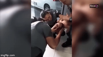 Video: Cảnh sát nỗ lực hồi sinh em bé bị bất tỉnh vì sặc sữa