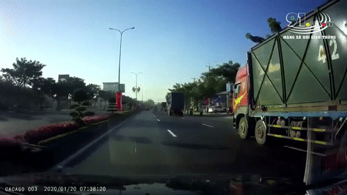 Video: Đi vào điểm mù, ô tô con bị xe tải chuyển làn ẩu đâm xoay ngang đường