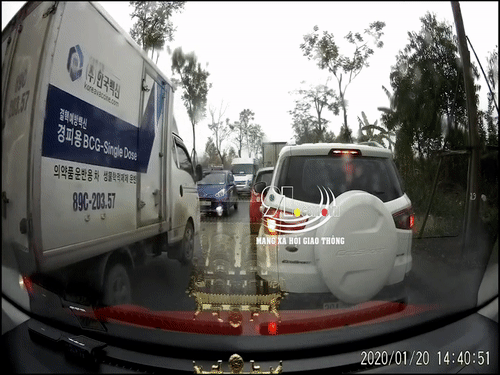 Video: Chen ngang "đòi" vượt lên trước, xe tải bị ép đi lùi đúng làn