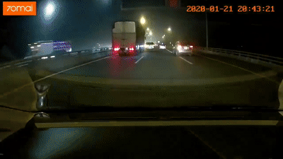 Video: Vượt ẩu bị xe tải đâm trực diện, ô tô "phơi bụng" trên cao tốc
