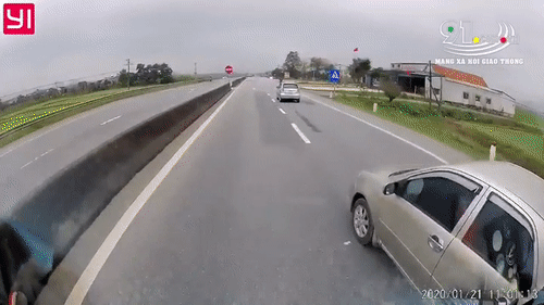 Video: Ô tô con vượt ẩu, ép xe chở công nhân đâm vào phân cách