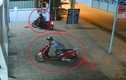 Video: Hai vợ chồng "nữ quái" chở con đi trộm xe máy