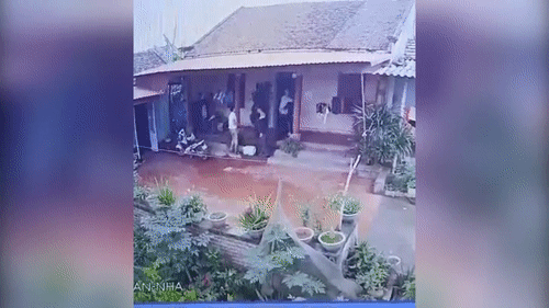 Video: Kinh hãi con rể cầm can xăng đốt nhà bố vợ