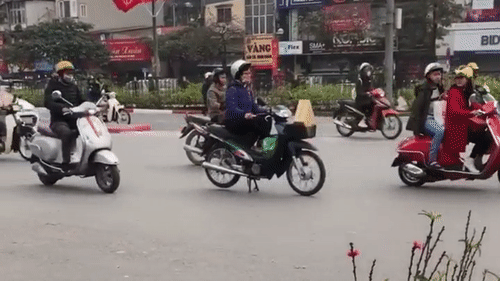 Video: Tài xế nữ chống xe đứng yên giữa đường tấp nập gây phẫn nộ