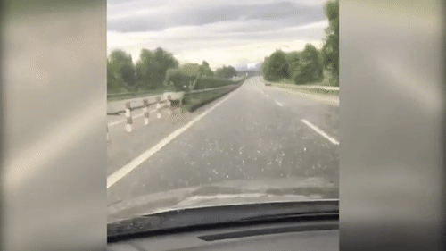 Video: Mưa đá rơi trắng đường cao tốc Nội Bài – Lào Cai mùng 1 Tết
