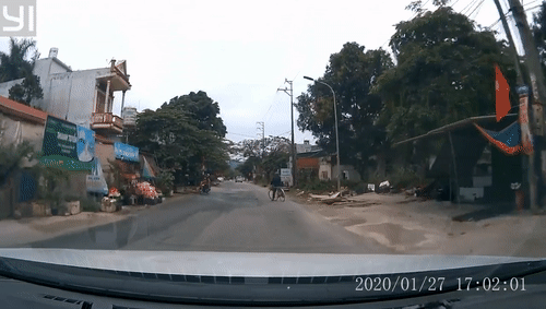 Video: Thót tim người đàn ông đi xe đạp sang đường trước đầu ô tô