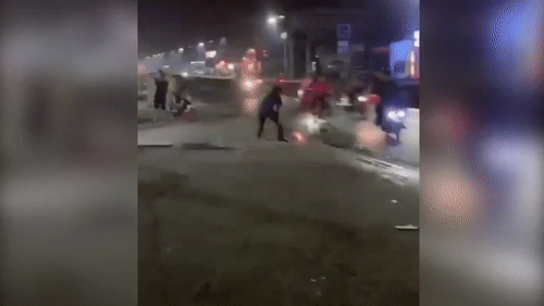 Video: Nam thanh niên đốt pháo giữa đường gặp ngay cảnh sát đi tuần