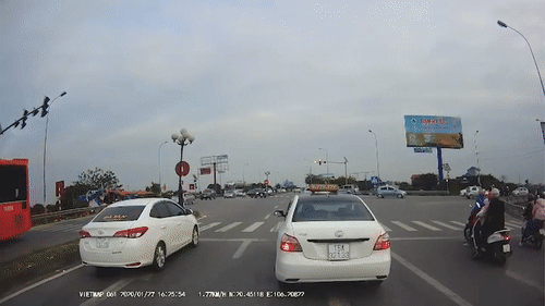 Video: Chờ đèn đỏ, 2 ô tô con bị Innova mất lái đâm xiên giữa