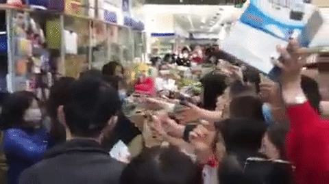 Video: Người Hà Nội chen lấn, tranh cướp mua khẩu trang ngừa virus Corona