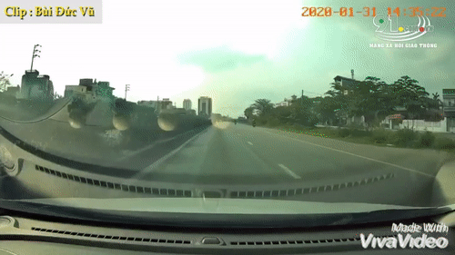 Video: Đánh lái "như thần", tài xế ôtô cứu sống người phụ nữ sang đường ẩu