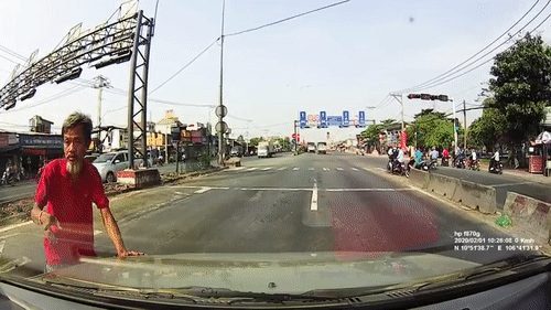 Video: Lao ra giữa đường, cụ ông chặn đầu ô tô để "xin đểu" gây bức xúc